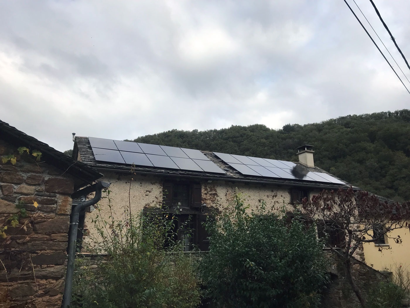Installation photovoltaique sur toit en lauze a