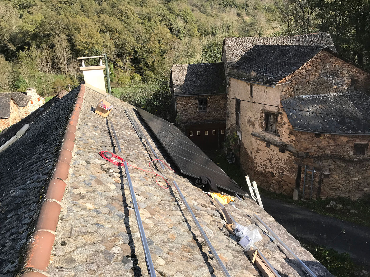 Installation photovoltaique sur toit en lauze c