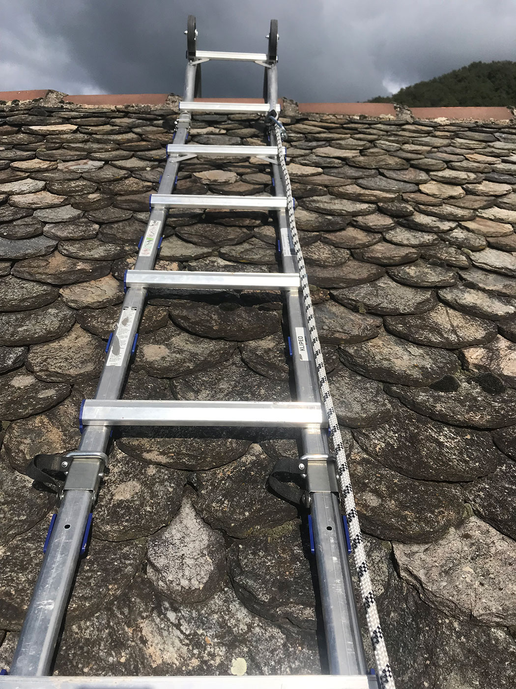 Installation photovoltaique sur toit en lauze e